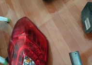 国标车后尾灯的拆卸步骤是什么？