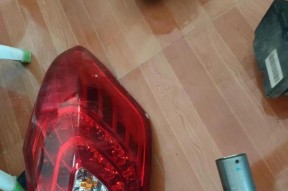 国标车后尾灯的拆卸步骤是什么？