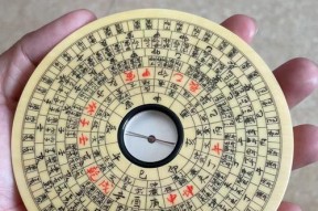 在Minecraft中制作罗盘的步骤是什么？