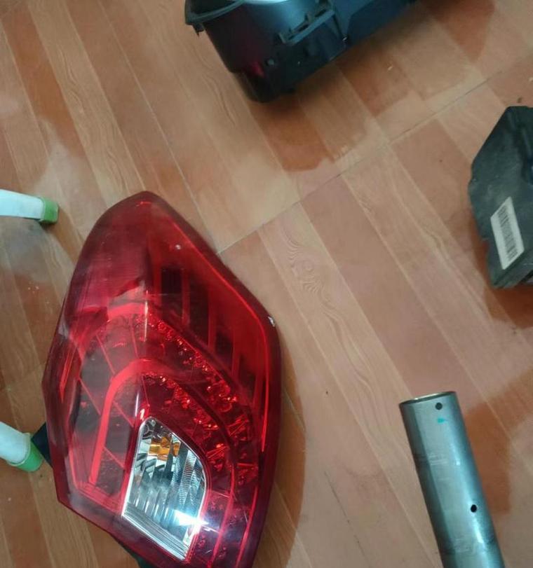 国标车后尾灯的拆卸步骤是什么？  第1张